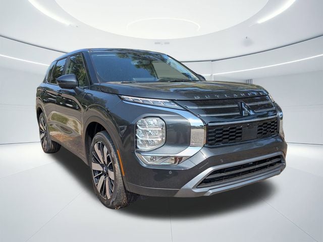 2025 Mitsubishi Outlander SE in Gray — front three-quarter view
