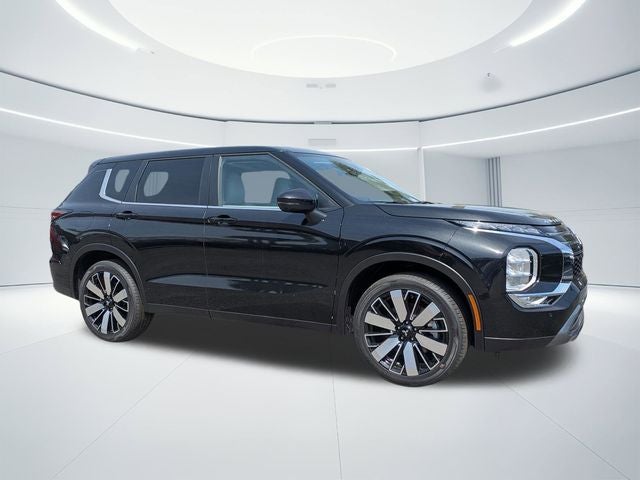 2026 Mitsubishi Outlander SE in Black — front three-quarter view