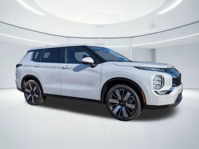 2026 Mitsubishi Outlander SE in White Diamond — front three-quarter view