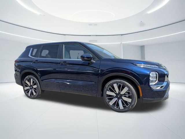 2026 Mitsubishi Outlander SE in Blue — front three-quarter view