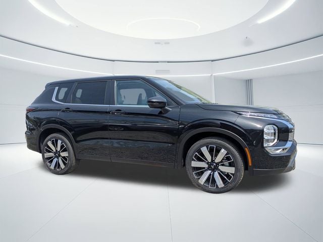 2026 Mitsubishi Outlander SE in Black Diamond — front three-quarter view