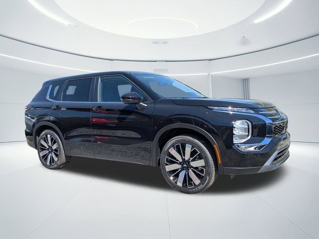 2026 Mitsubishi Outlander SE in Labrador Black Pearl — front three-quarter view