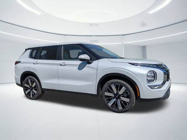 2026 Mitsubishi Outlander SE in White — front three-quarter view