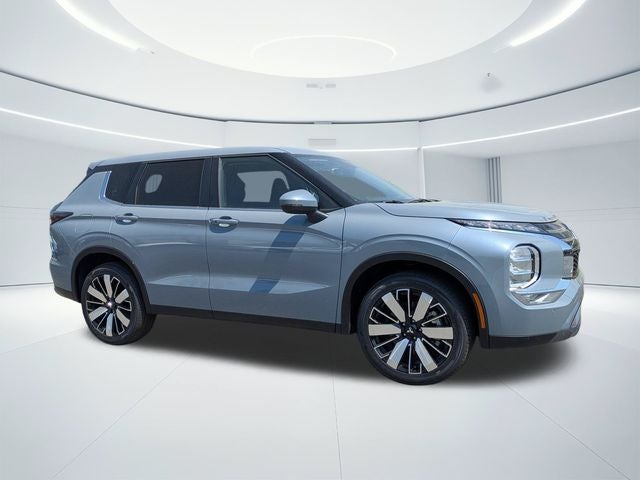 2026 Mitsubishi Outlander SE in Moonstone Gray Metallic — front three-quarter view